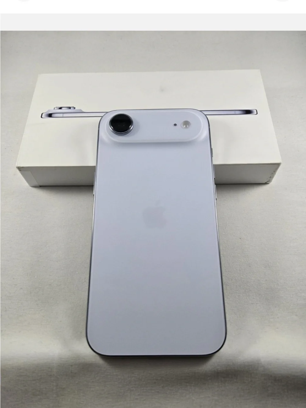 Apple iPhone in White with Silver Trim